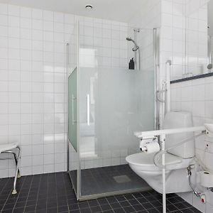 Standardrum med King size-säng med tillgänglighet för funktionshindrade